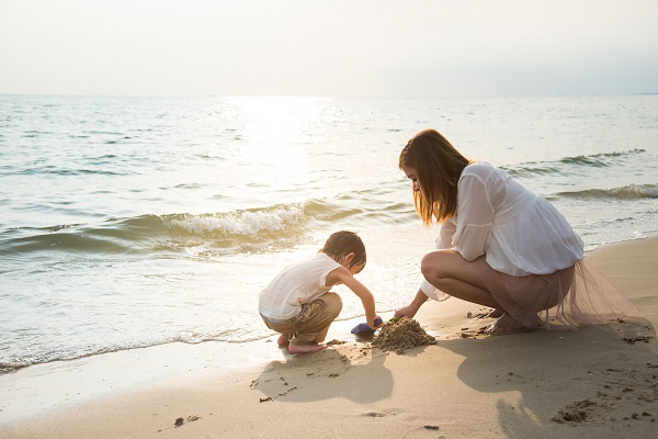 海辺で遊ぶ母と子